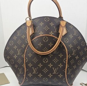 Louis Vuitton Brown Monogram MM Shoulder Bag with Iconic Design